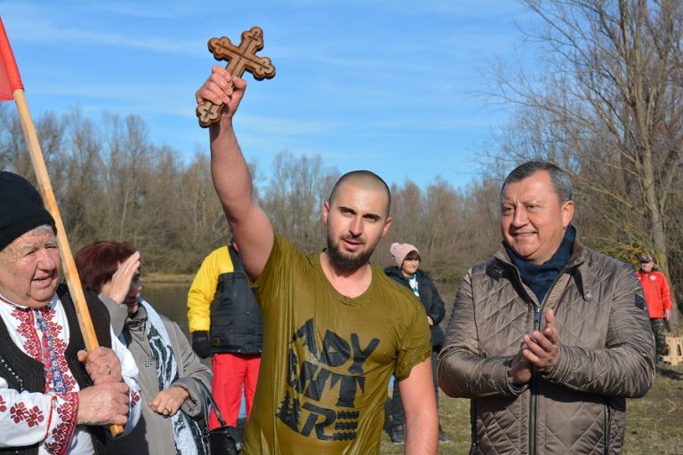 Тодор Балканджиев извади Богоявленския кръст в Павликени