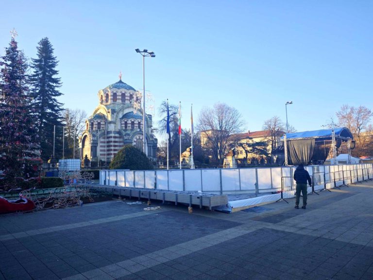 Ледената пързалка в Плевен отваря до дни