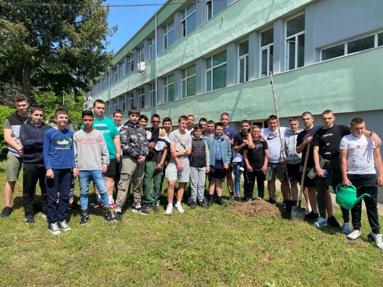Ученици от Ловеч се включиха в отбелязването на Международния ден на планетата Земя