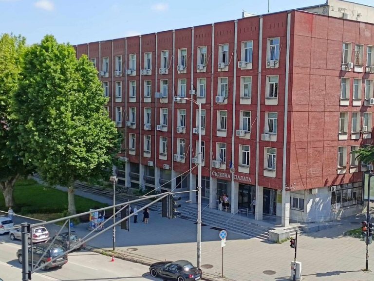 Осъдиха плевенчанин, влачил полицай на капака на автомобила си