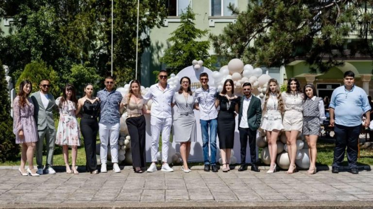 СУ „Крум Попов“, град Левски, тържествено изпрати 40-те абитуриенти