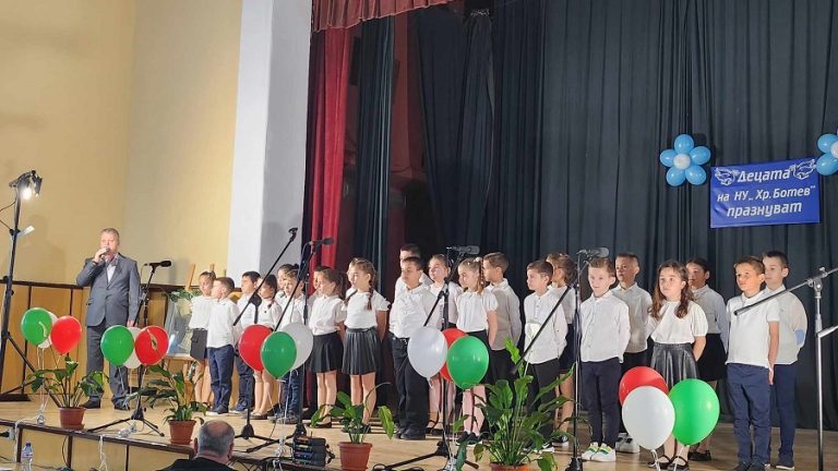 Учениците от ИНУ „Христо Ботев“-Плевен тържествено отбелязаха своя патронен празник