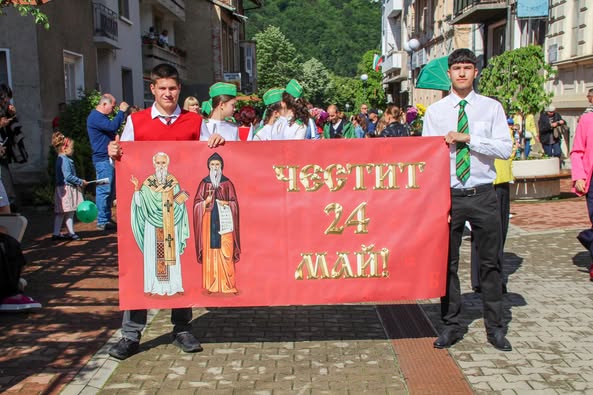 Ученическо шествие и концерт на Мария Илиева  в Тетевен по случай 24 май