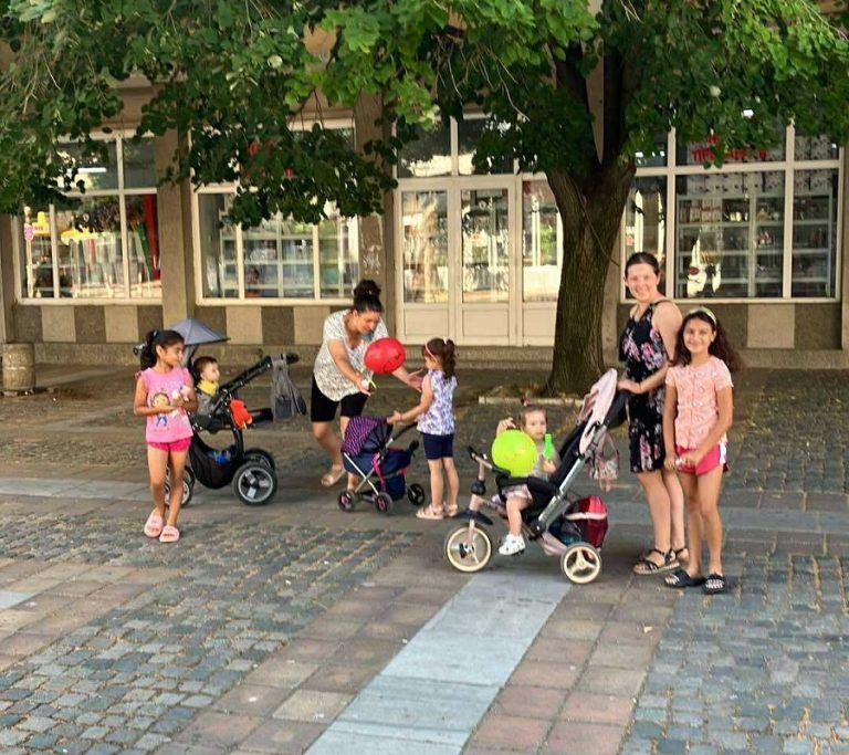 Потребители и доброволци на ЦОП-Левски рисуваха и писаха послания на балони