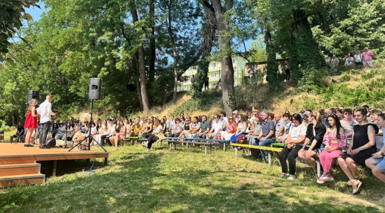 Кметът на Ловеч връчи Почетни ключове на града на отличници от Випуск 2025