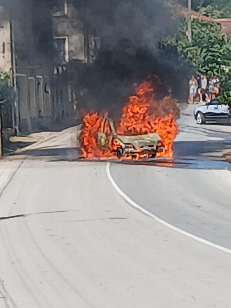Лек автомобил се запали в движение в Борима, няма пострадали