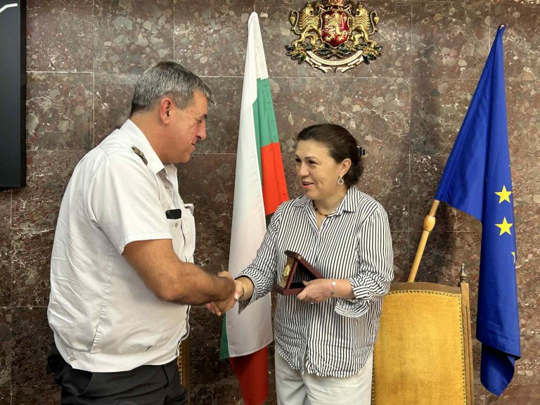 Директорът на РДПБЗН – Ловеч комисар Петър Петров получи почетния плакет на областния управител