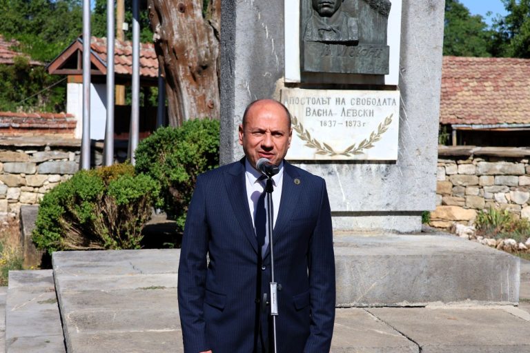 Кметът на Ловеч се включи поклонение по повод 188 години от рождението на Левски