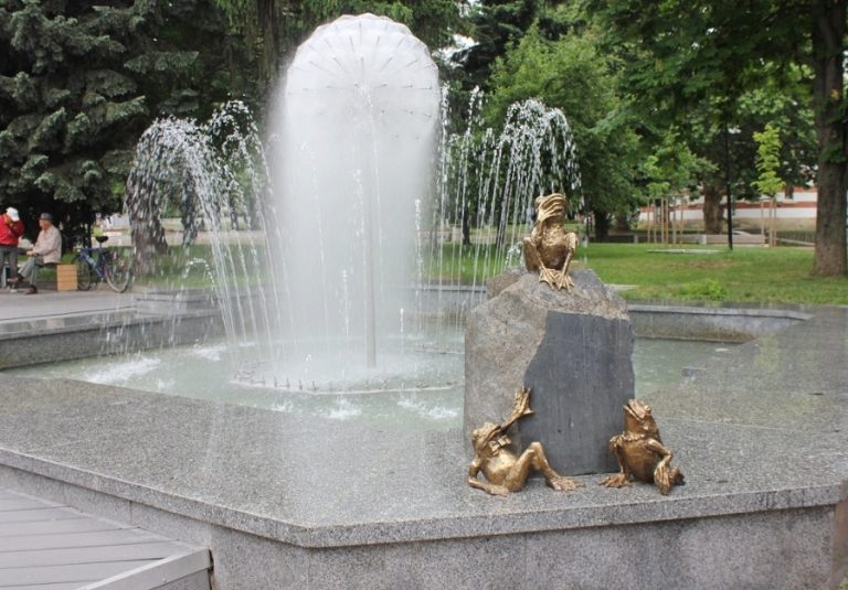 Възстановиха жабката от емблематичната композиция в центъра на Плевен