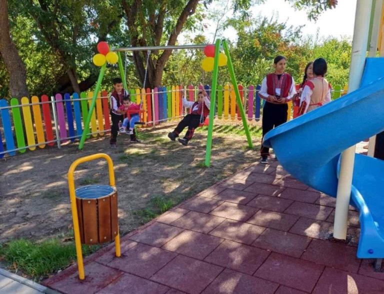 Нова детска площадка радва от днес децата в Пелишат