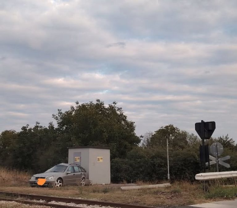 Влак и автомобил се сблъскаха на жп прелез край село Крета