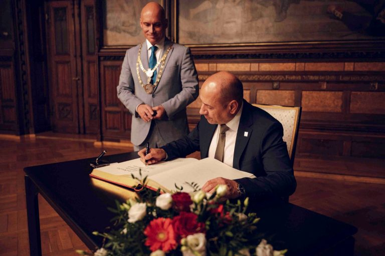 Ловеч участва в  туристическo изложение в Ерфурт, Германия. Kmетът Страцимир Петков беше вписан в Златната книга на града