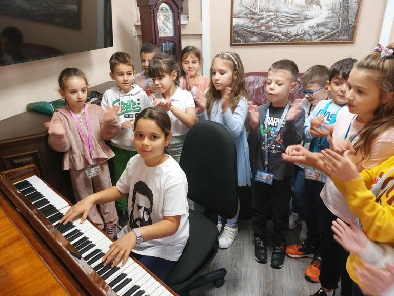 Учениците от НУ „Христо Ботев“, Плевен отбелязаха 1 октомври – Световен ден на музиката