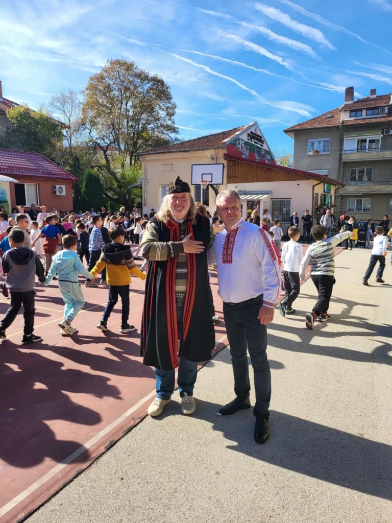 В НУ „Христо Ботев“, гр. Плевен тържествено бе отбелязан Деня на народните будители