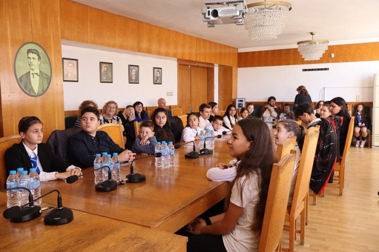 Пред Деня на народните будители, МКБППМН  в  Левски награди отличените в литературния си конкурс