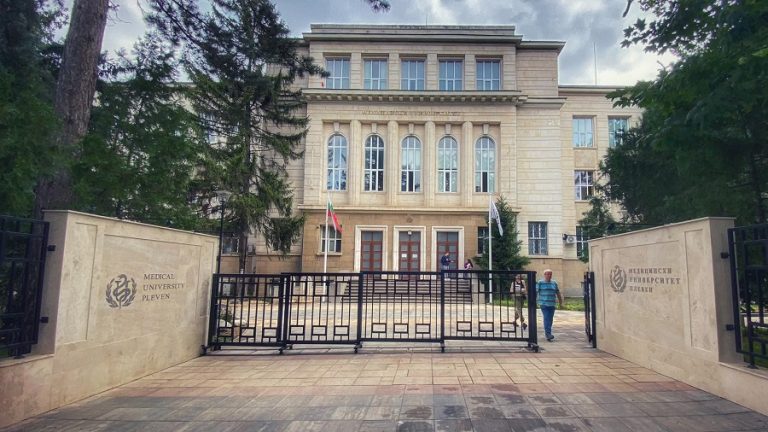 Тържествена церемония по дипломиране на випуск 2025 на Факултет „Здравни грижи” и Медицински колеж