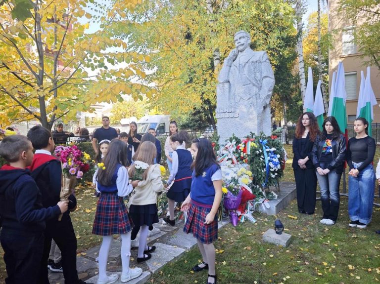С ритуал пред паметника на Иван Вазов Плевен ще чества Деня на народните будители