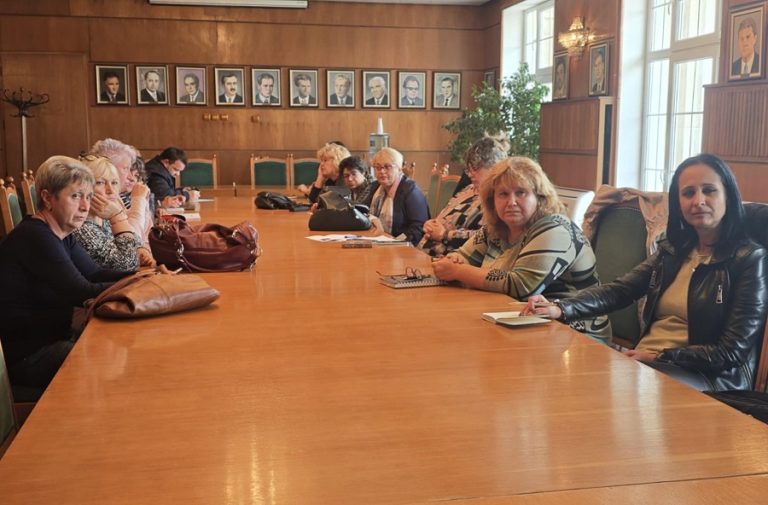 Новите изисквания за здравни кабинети във всички детски градини и училища обсъдиха на среща в Община Плевен