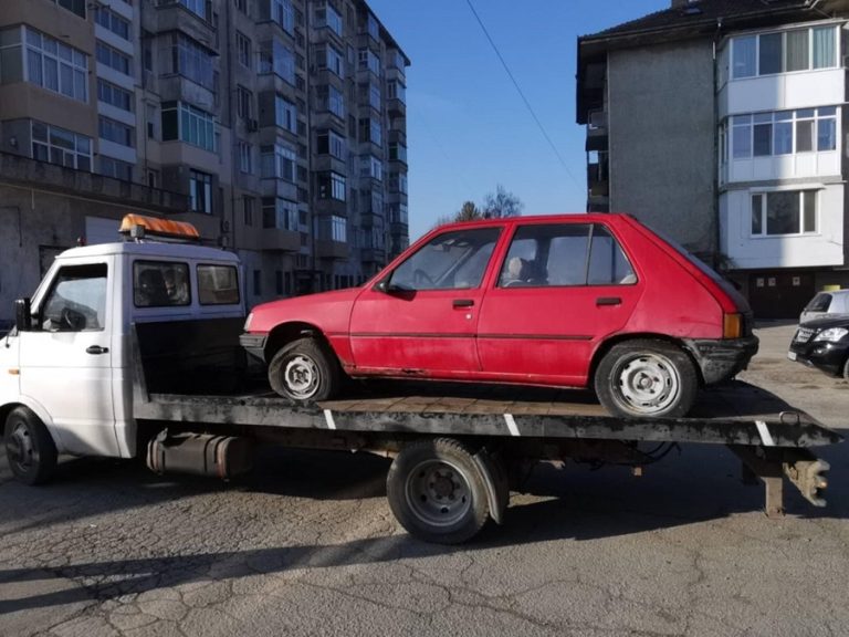 Общински инспектори премахнаха 10 излезли от употреба автомобили от улиците на Плевен