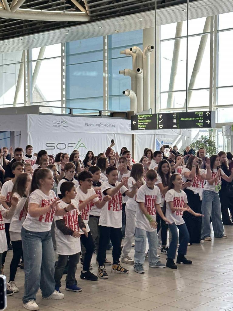 Ученици от Плевен участваха в инициативата Red Ribbon на Летище София.