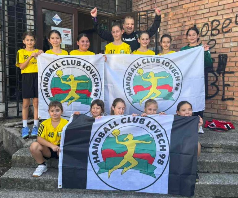 Малките хандбалистки на „Ловеч 98“ с първи победи и големи усмивки