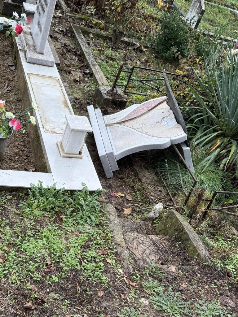 Вандал оскверни гробове в Троян, заловен е след бърза реакция на полицията