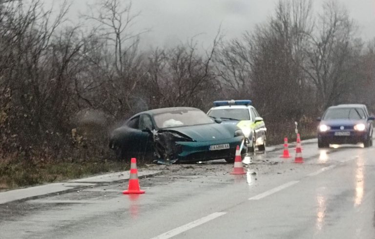 Самокатастрофирал автомобил затрудни движението след разклона за с. Микре