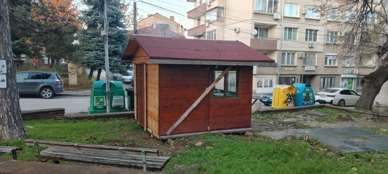 Общински съветник пита за поставена дървена къщичка