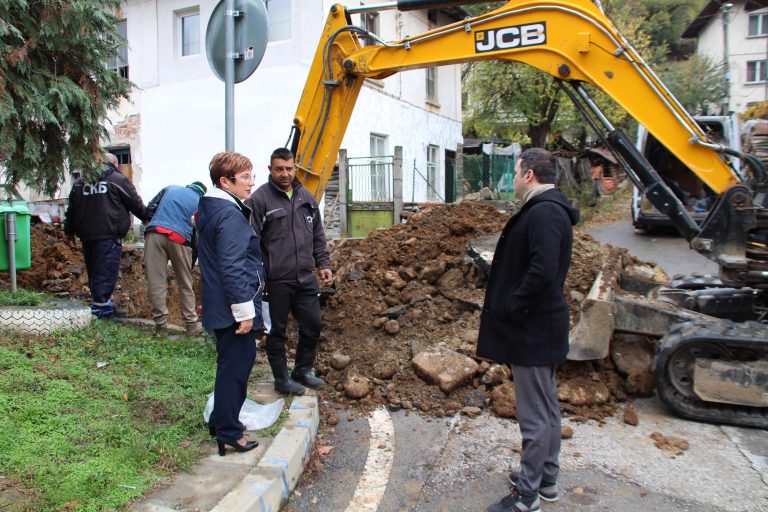 Кметът на Тетевен инспектира реконструкцията на водопроводната мрежа