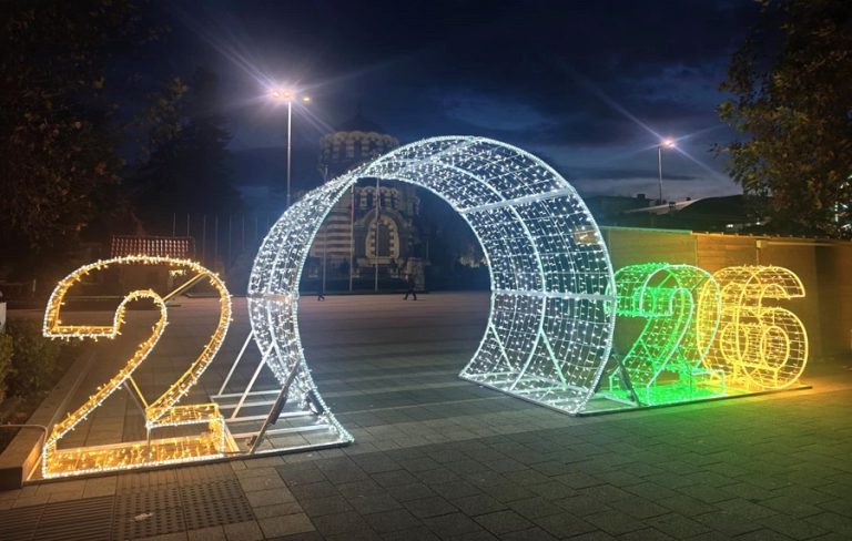 Светеща алея с цифри от минали години води към арката на 2026 в Плевен