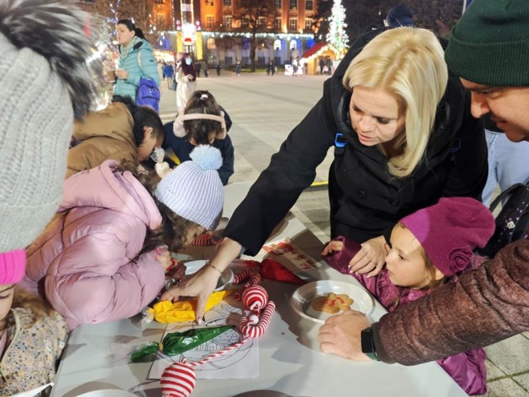 Близо 200 деца и родители се включиха в работилница за коледни сладкиши в Плевен