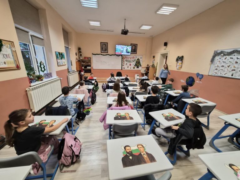 В НУ „Хр. Ботев“-Плевен изненадаха малките ученици с образите на Ботев и Левски върху чиновете им