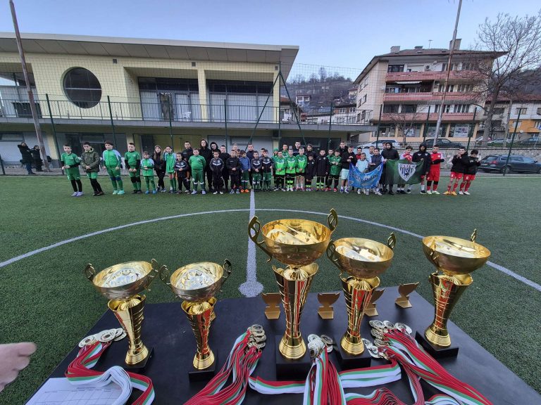 Кметът на Тетевен награди участниците в Коледния турнир по футбол