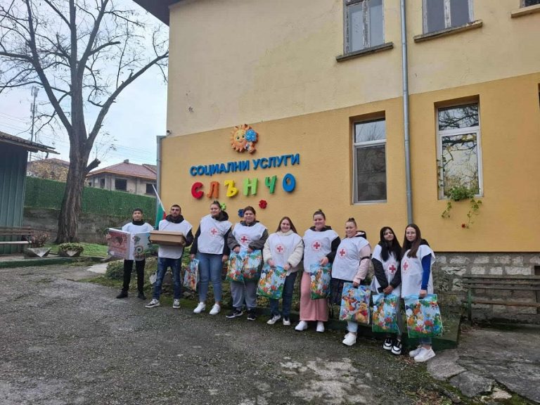 Младите червенокръстци от Тетевен отбелязаха Деня на инвалида с децата от Дневния център за лица с увреждания