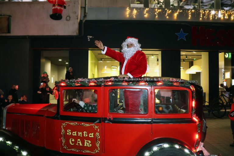 Коледният базар беше открит официално в Ловеч