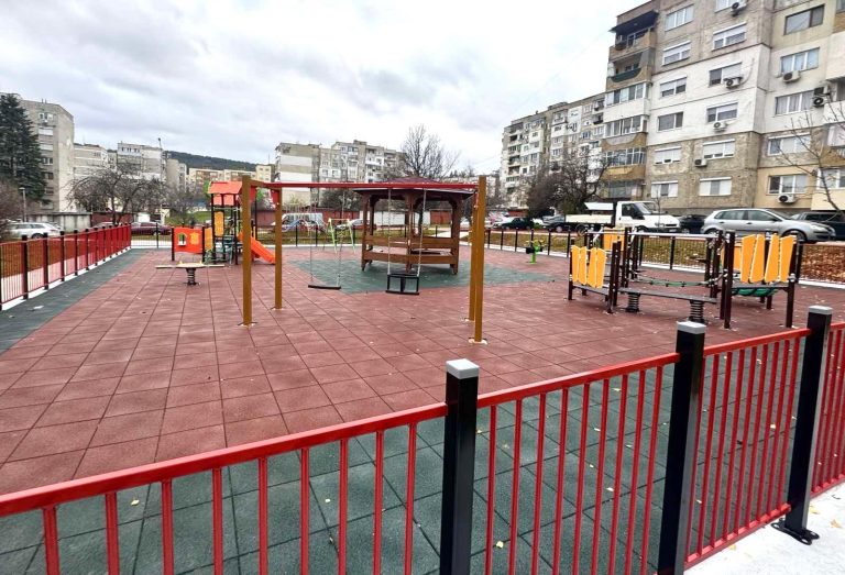 Нова детска площадка в ж.к. „Младост“ в Ловеч