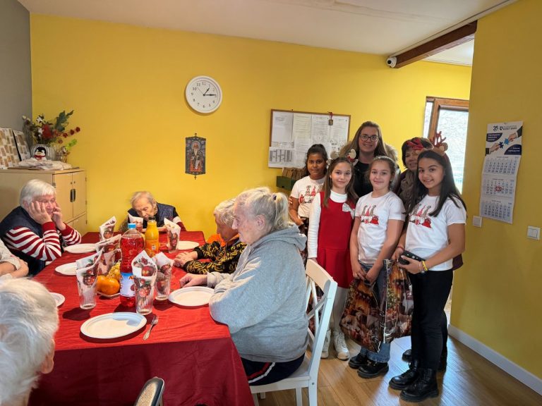 Деца зарадваха с песни хора с деменция