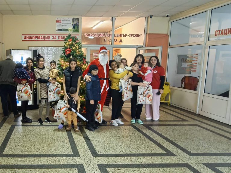 Млади червенокръстци донесоха коледна радост на деца, оставащи на лечение в болниците