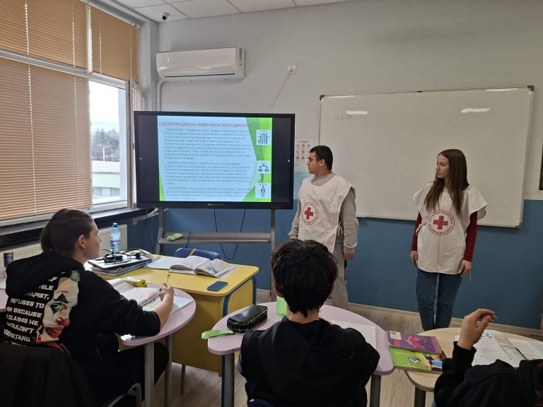 Младите червенокръстци от ОК клуб Ловеч с презентация за правата на човека