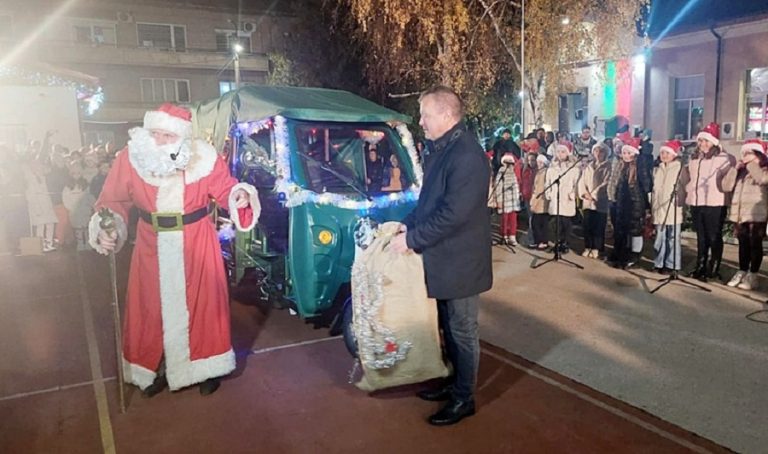 Тържествено запалване на светлините на коледната елха в НУ „Христо Ботев“ – Плевен