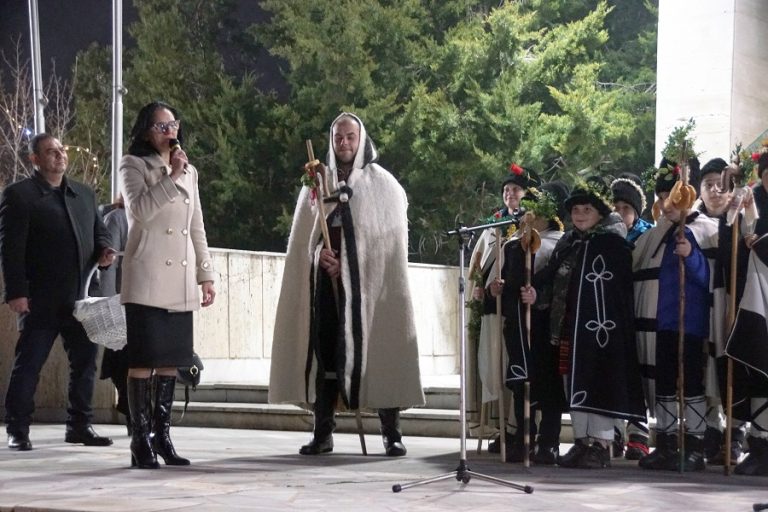 Коледен базар изпълни с радост и празничен дух площада в град Левски