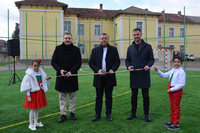 Комбинирано спортно игрище за футбол и волейбол с трибуни беше открито в двора на ОУ „Бачо Киро“ в град Бяла черква