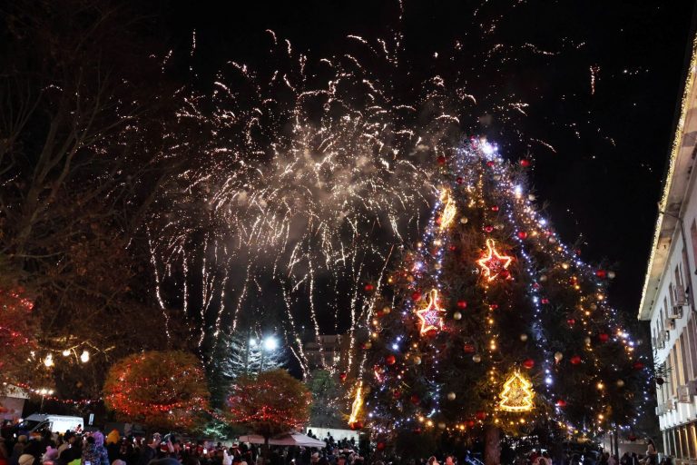 Ловеч грейна в коледни светлини
