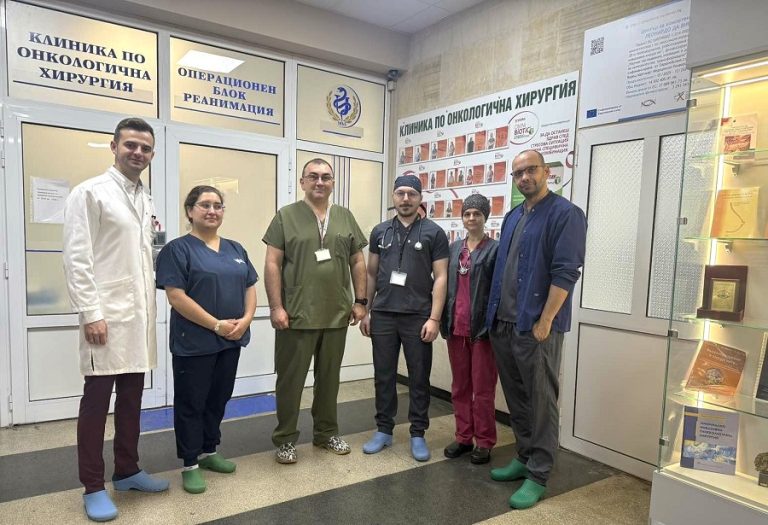 Мултидисциплинарен екип от УМБАЛ „Д-р Георги Странски“ извърши комплексна робот-асистирана тазова операция на пациентка с рак на правото черво