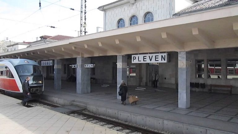 Влак е блъснал мъж в Плевен