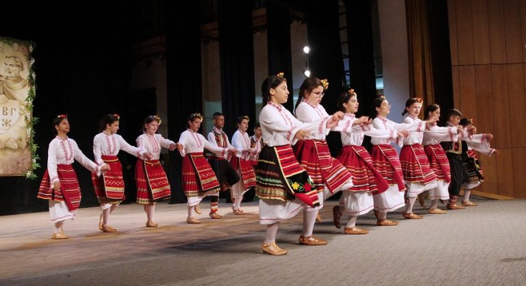 Фолклорен ансамбъл „Фаворит“-Угърчин чества 15-годишнина с празничен концерт на 20 декември