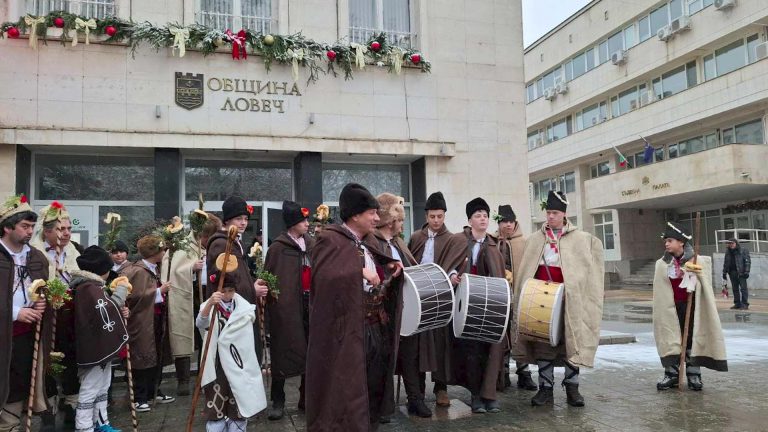 Коледарско шествие изпълни центъра на Ловеч на Рождество Христово