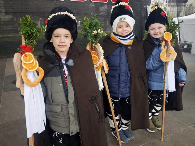 Малчугани коледуваха в Коледното градче на Плевен