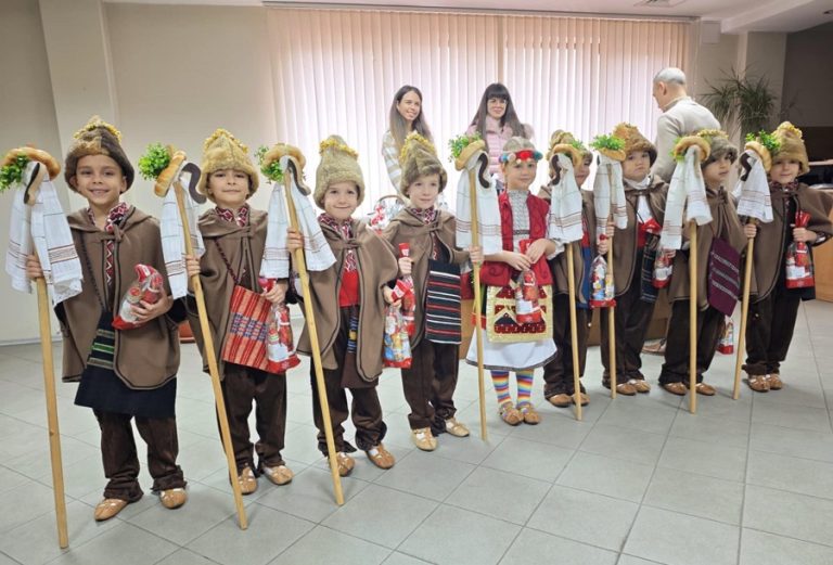 С празнично коледуване и благотворителна кауза започна последното за годината заседание на Общински съвет – Плевен