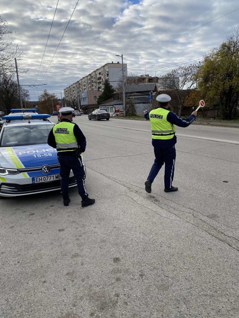  Полицаи от Първо РУ – Плевен спасиха мъж от леденото езеро в парк „Кайлъка“